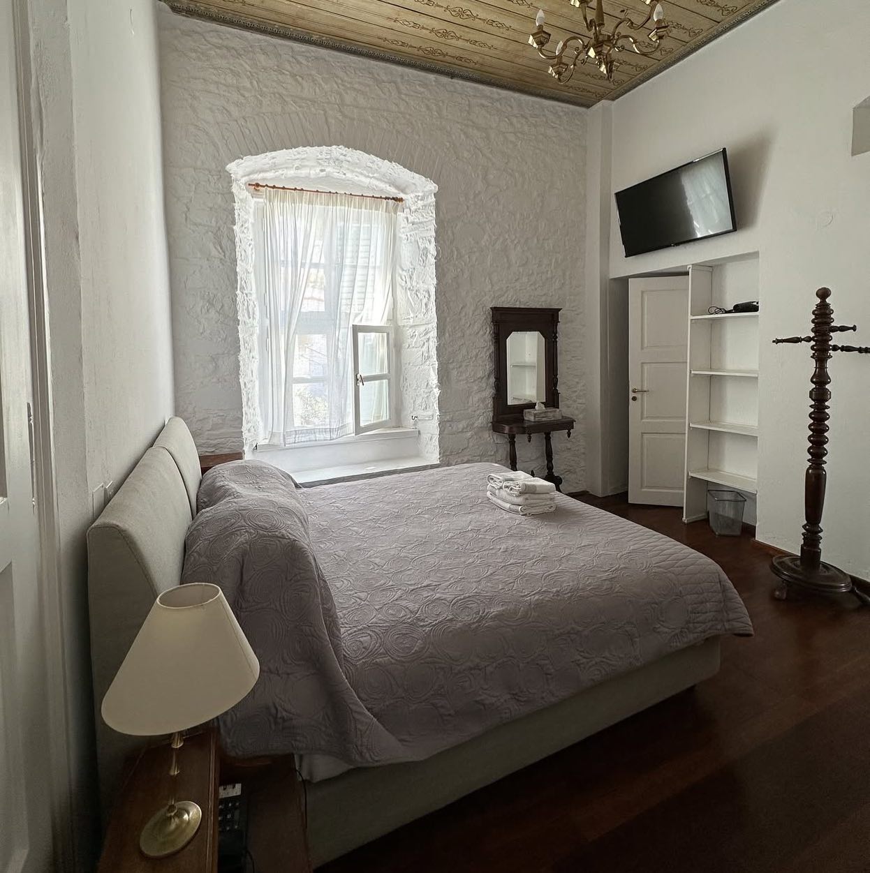 …Where every wall tells a story and every corner whispers comfort. Discover our sanctuary in the heart of Hydra 🩵 

#mirandahydra #booknow #seeyousoon #hotelroom