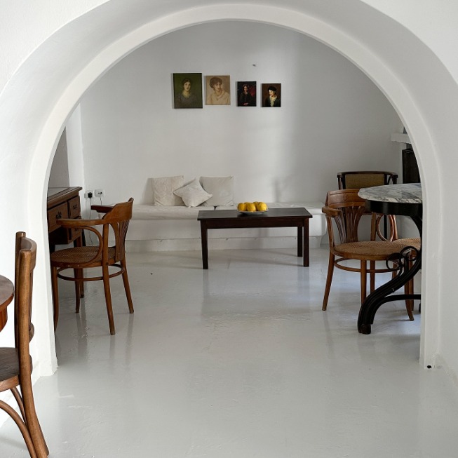 A hidden spot of relaxation, tranquility and quiet charm which invite you to slow down, breathe deeply, and simply enjoy the calmness and the smells of our yard..
#mirandahotel #RelaxAndUnwind #hydra #booknow