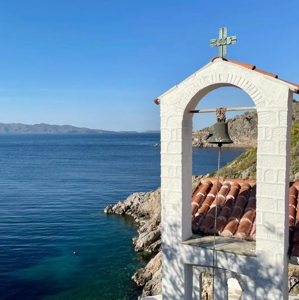 Easter in Hydra island is a feeling you carry with you forever. Experience the most authentic Greek tradition where history and spirituality meet! 

#easter2026 #hydraisland #islandlife #mirandahydra