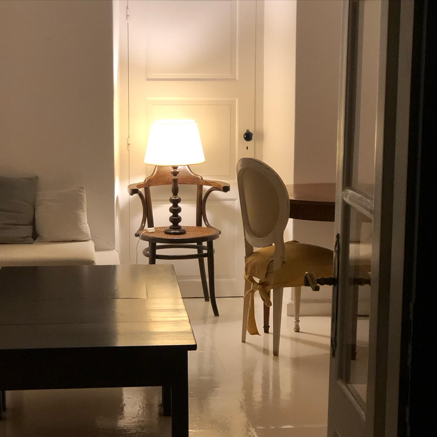 At the lower level of our hotel, you’ll find a historic, charming room  that feels like stepping into another era. Quiet, nostalgic, and full of character, it invites you to wander and discover the timeless spirit of this historic Hydra mansion. 

#mirandahydra #history #charm #booknow