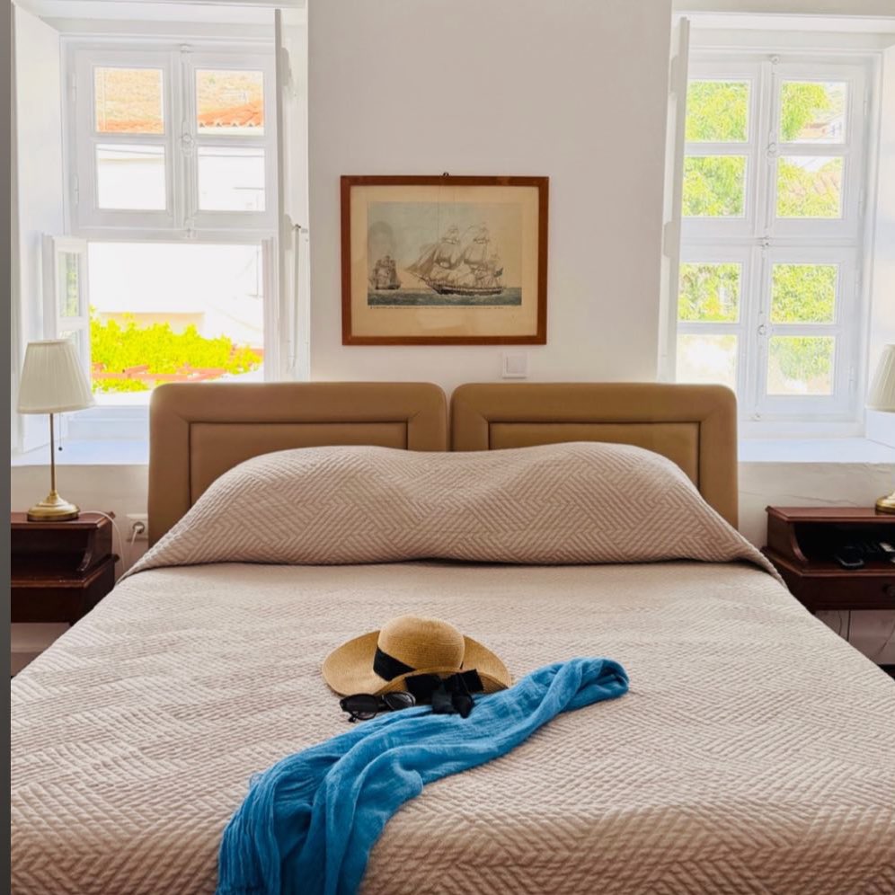 Spring vibes and perfect blend of comfort, calm and island charm 
(click by @roamtobloomtravel ) 

#morningvibes #mirandahydra #roominspiration #hydra