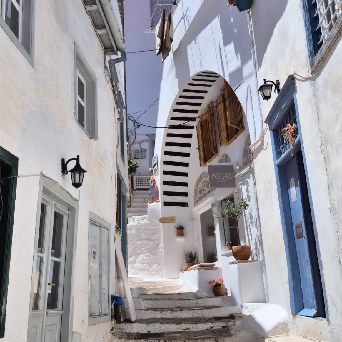 Our Hydra 🇬🇷🤍 
(click @island_wanders_by_kostopoulos ) 

#weekend #hydraisland #charm #mirandahydra