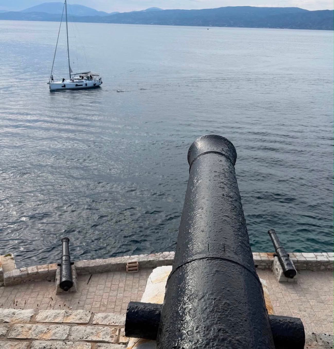 Kanonia, one of Hydra’s most beloved walks. In the morning it feels peaceful and fresh, at sunset it turns into pure magic 

#hydramoments #summer2026 #mirandahydra