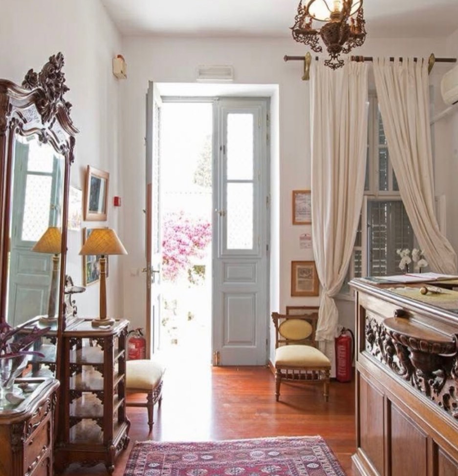 Step into our beloved Miranda hotel and feel the vibes 🤎 

#history #islandlife #deco #booknow #mirandahydra