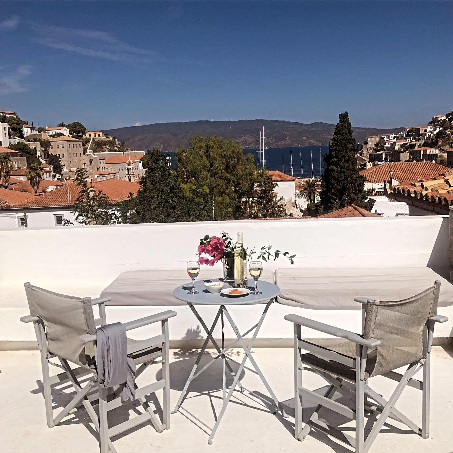 There’s something magical about evenings at Miranda Hotel. 
As the island quiets, the view from our upper balcony becomes a gentle reminder of how beautiful slow moments can be. Almost cinematic 

#islandlife #hydramoments #speciamomemts #mirandahydra