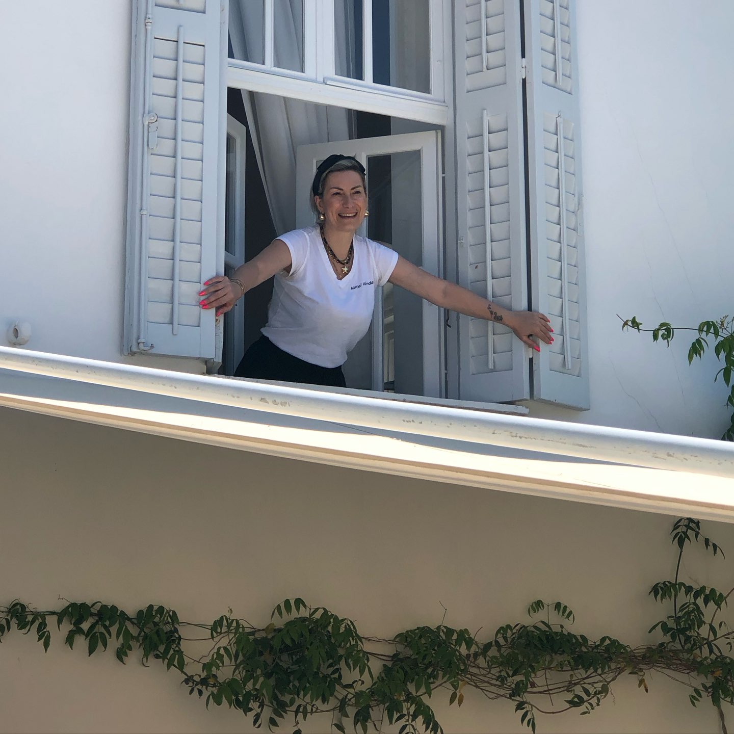 At Miranda, hospitality is more than a service, it’s a feeling. It’s warm greeting, smiles, gratitude and familiar faces that make every guest feel part of our story. 
@ladakij 

#welcome #hospitality #mirandahydra #hydramoments