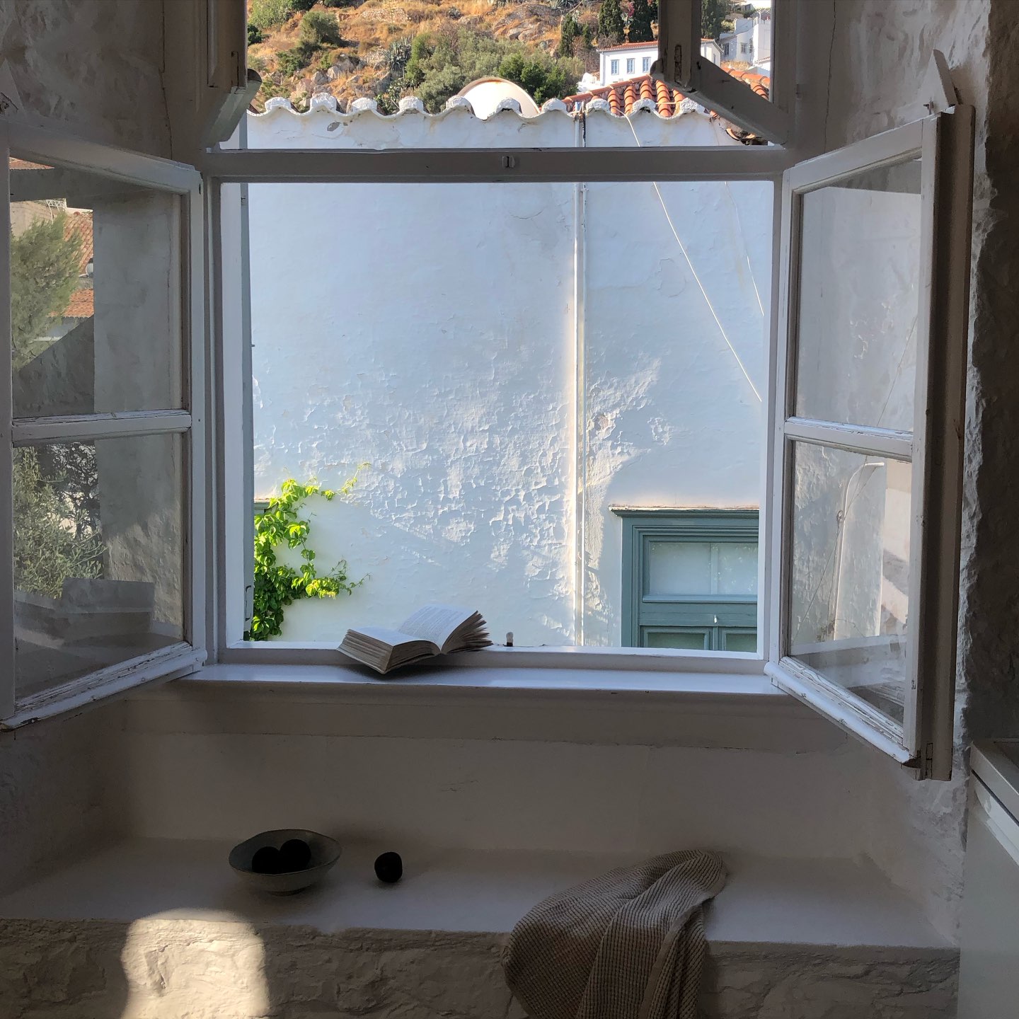 Who would you share a quiet morning with? 

#slowleaving #islandlife #mirandahydra #season2026 #booknow