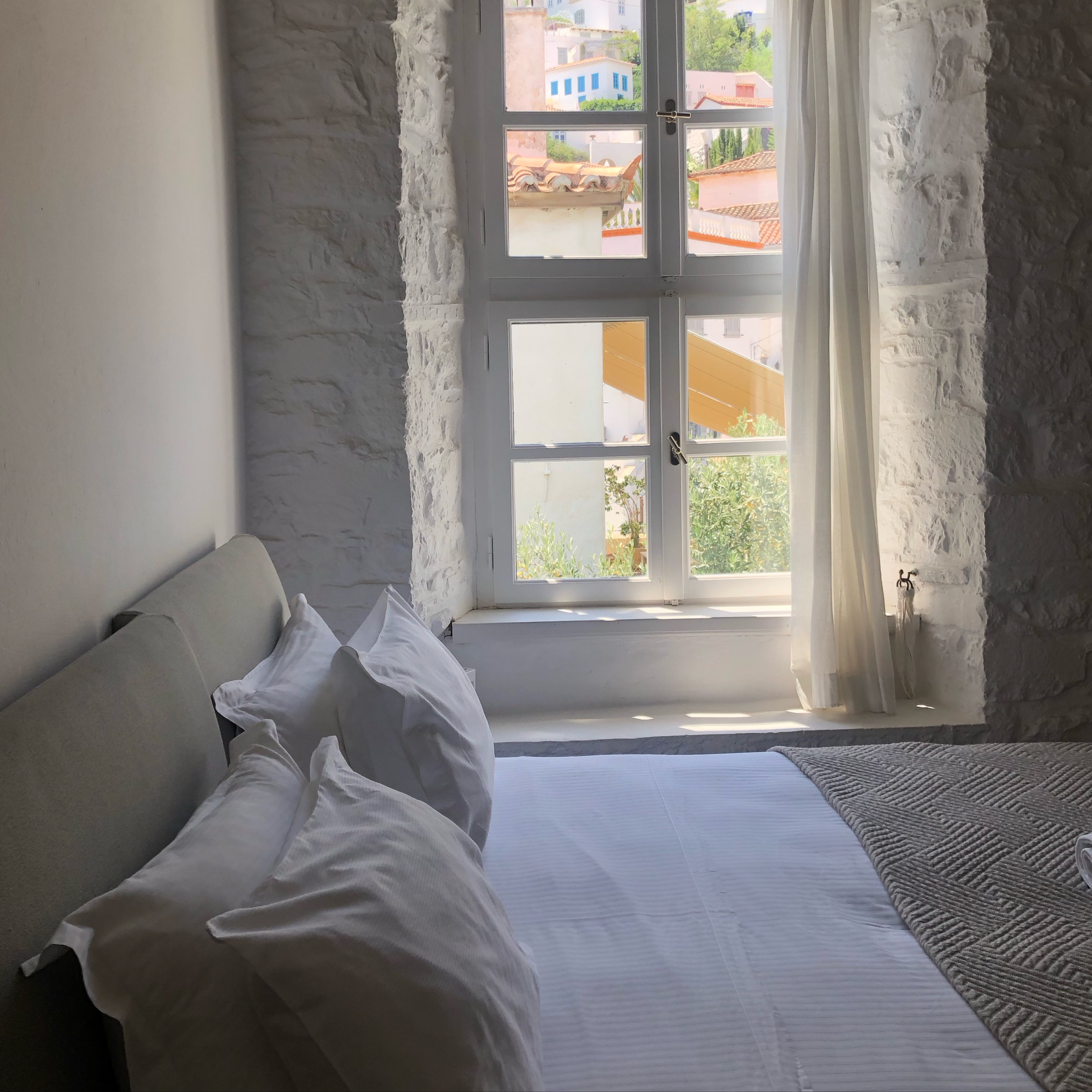 August light ☀️ 

#helloaugust #islandlife #whitewindows #mirandahydra