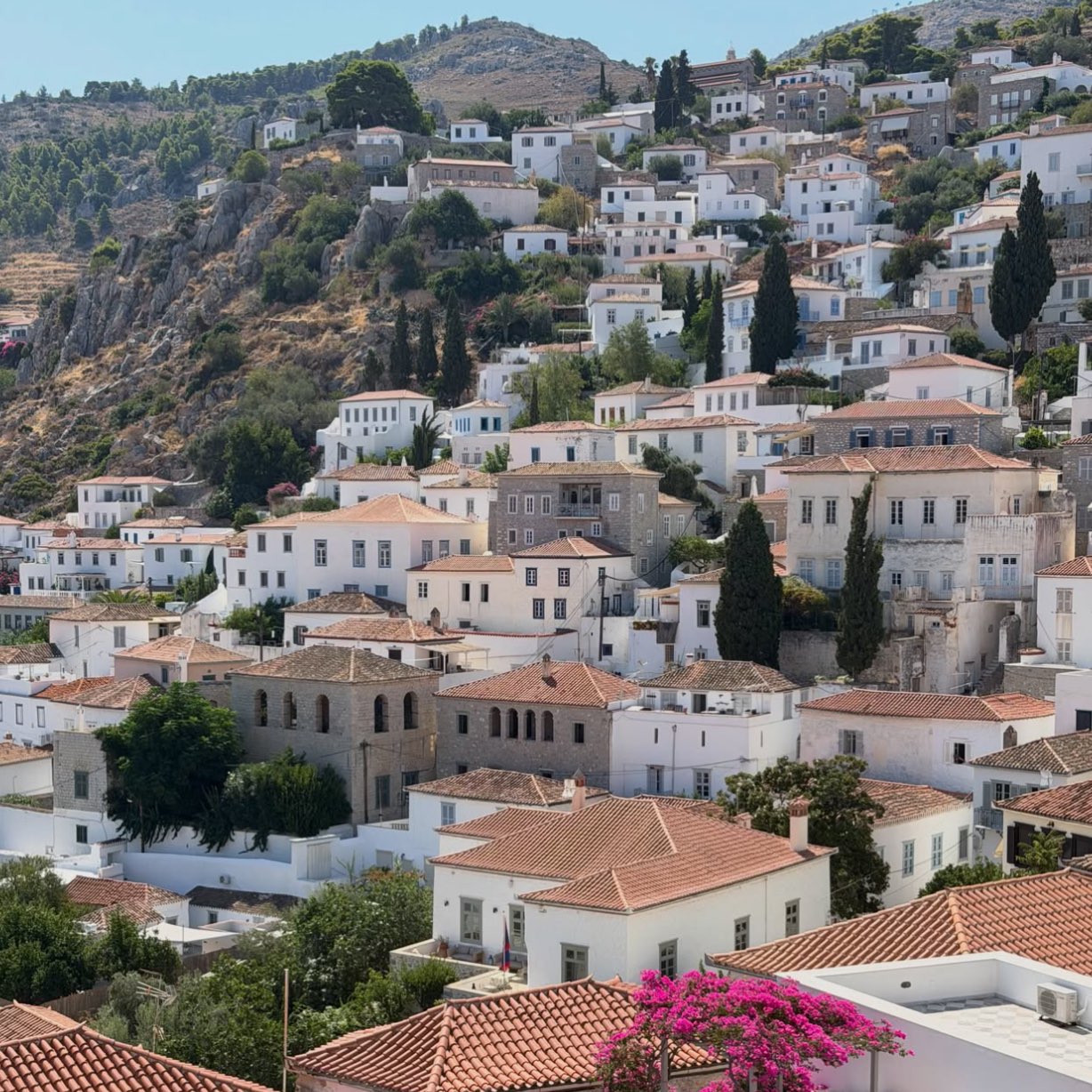 The last day of September, wrapped in summer sun and gentle autumn breezes. ☀️

Hydra is at its most enchanting right now… peaceful, warm, and deeply relaxing.

#goodmorning #kalimera #hydra #mirandahydra