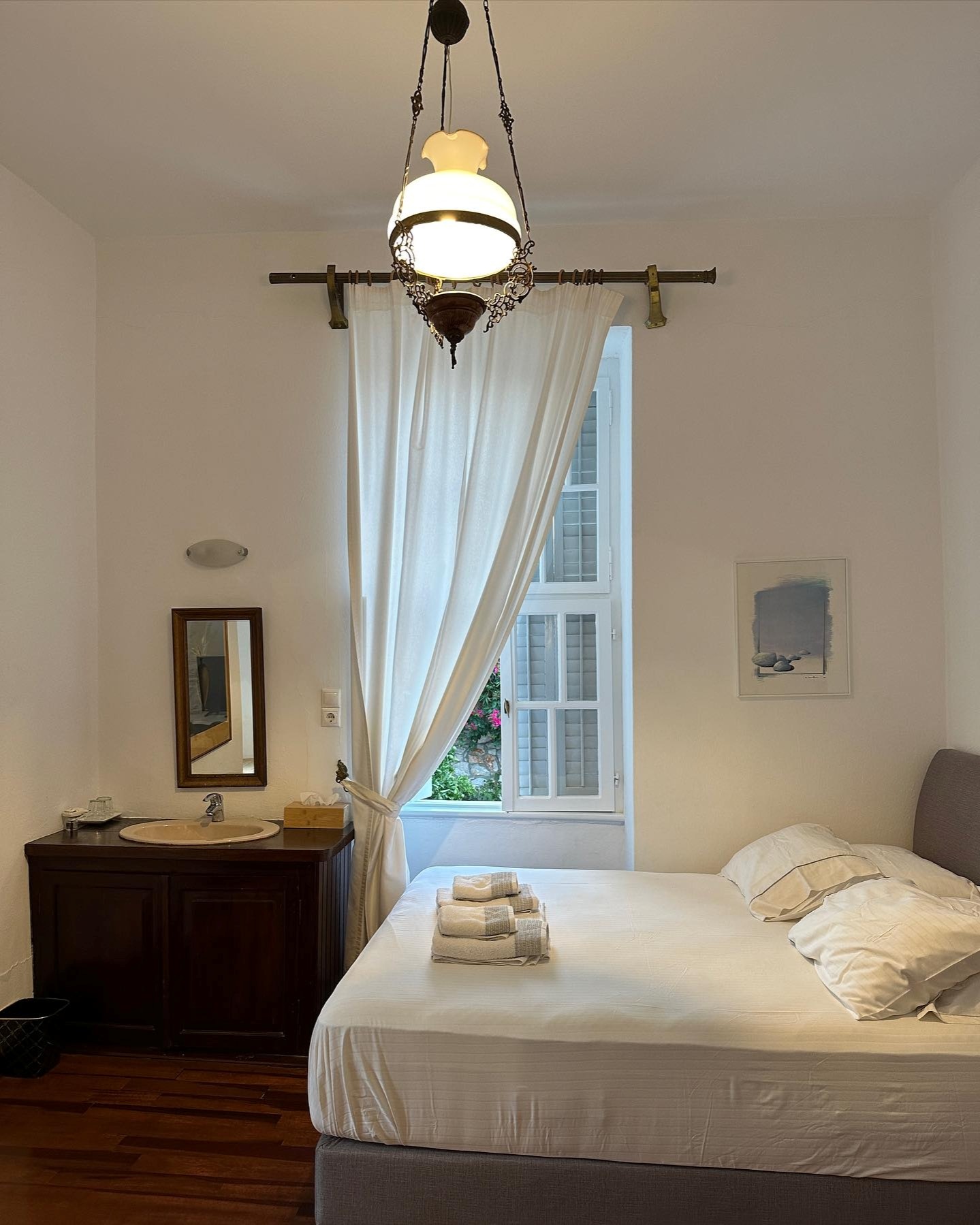 Where elegance meets history and timeless charm <3 🛏️ 

#stillsummer #deco #vintagehotel #mirandahydra #hydraisland