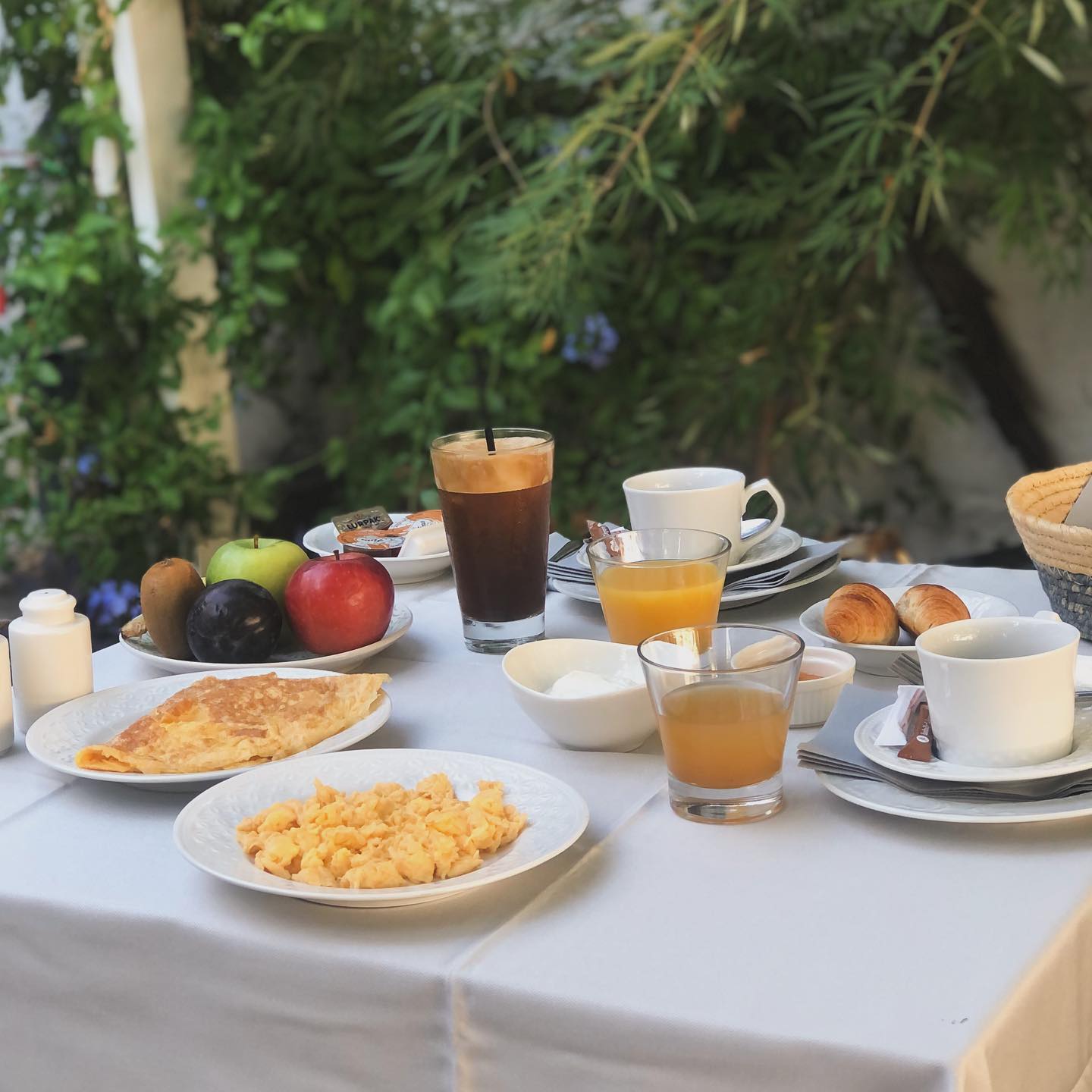 Morning bliss.. ☕️🍽️ 
Start your day with a relaxed breakfast in our peaceful garden, where the morning light gently filters the trees.. 
Fresh flavours, soft sunshine and quiet moments - that’s all you need to start the day on the island.. 

#mirandahotel #morninglight #breakfast #hydramoments #greekescape