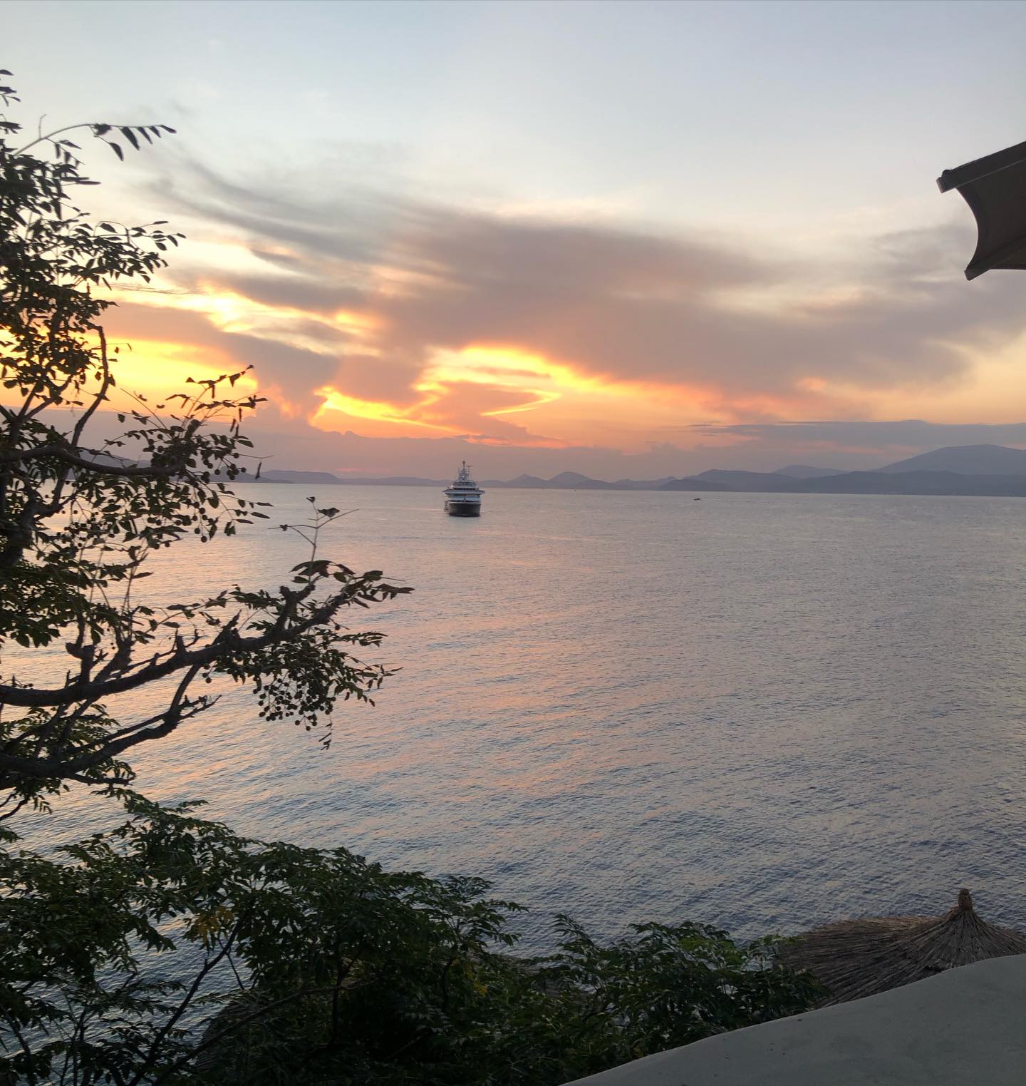 Today’s beautiful sunrise will bring the start of Spring tomorrow. We can’t wait! 🌅 

#endofwinter #islandlife #hydra #mirandahotel #seeyoudoon