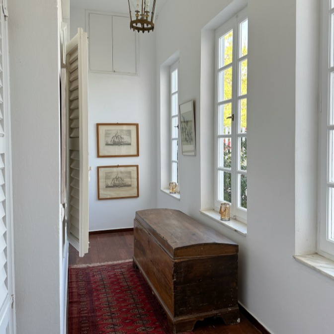 Timeless charm in every corner at Hotel Miranda.
Every room, every detail is a gentle step back into the past 
⏳✨
#mirandahydra #deco #charminghotel #hydragreece