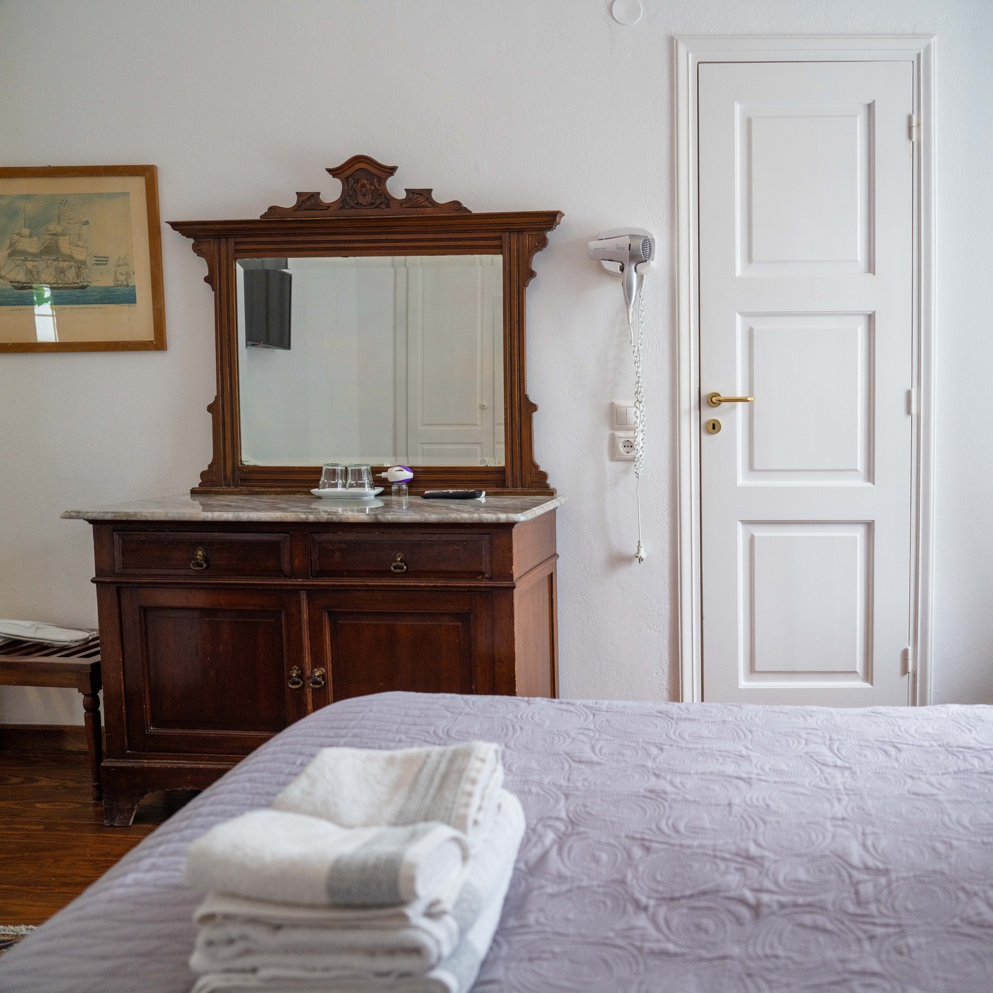 When authenticity meets the present, something timeless is created.
At Miranda Hotel, every room carries the charm of the old world: high ceilings, vintage textures, and the quiet elegance of another era.
#mirandahydra #elegance #roomdecor #hydra #booknow