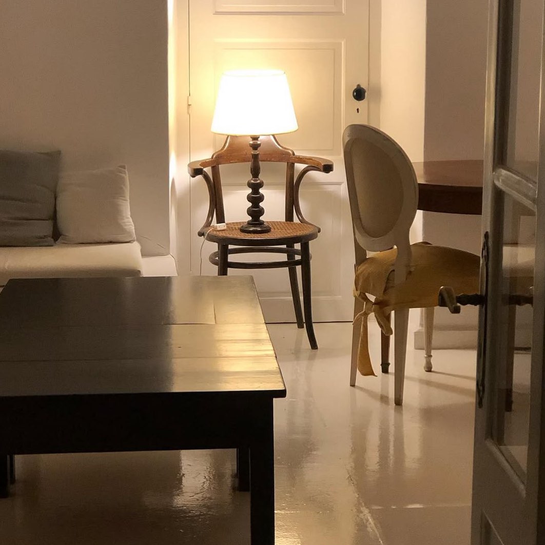 Timeless charm in every corner 📖🕯️ 

#mirandahydra #deco #atmosphere