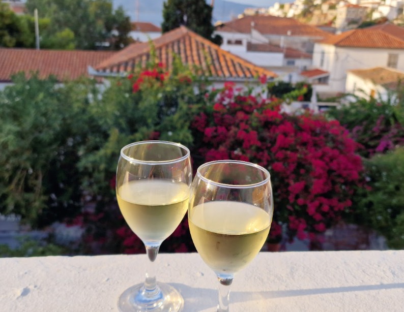 There’s a quiet kind of magic to Santorini in the fall.. the gentle autumn breeze, the softer golden light, and the peaceful moments spent reflecting on another beautiful day.  Pour a glass and let the island time slow down around you. 🥂
📍 Miranda Hotel | Your peaceful island escape

#cheers #october2026 #octobervibes #mirandahydra