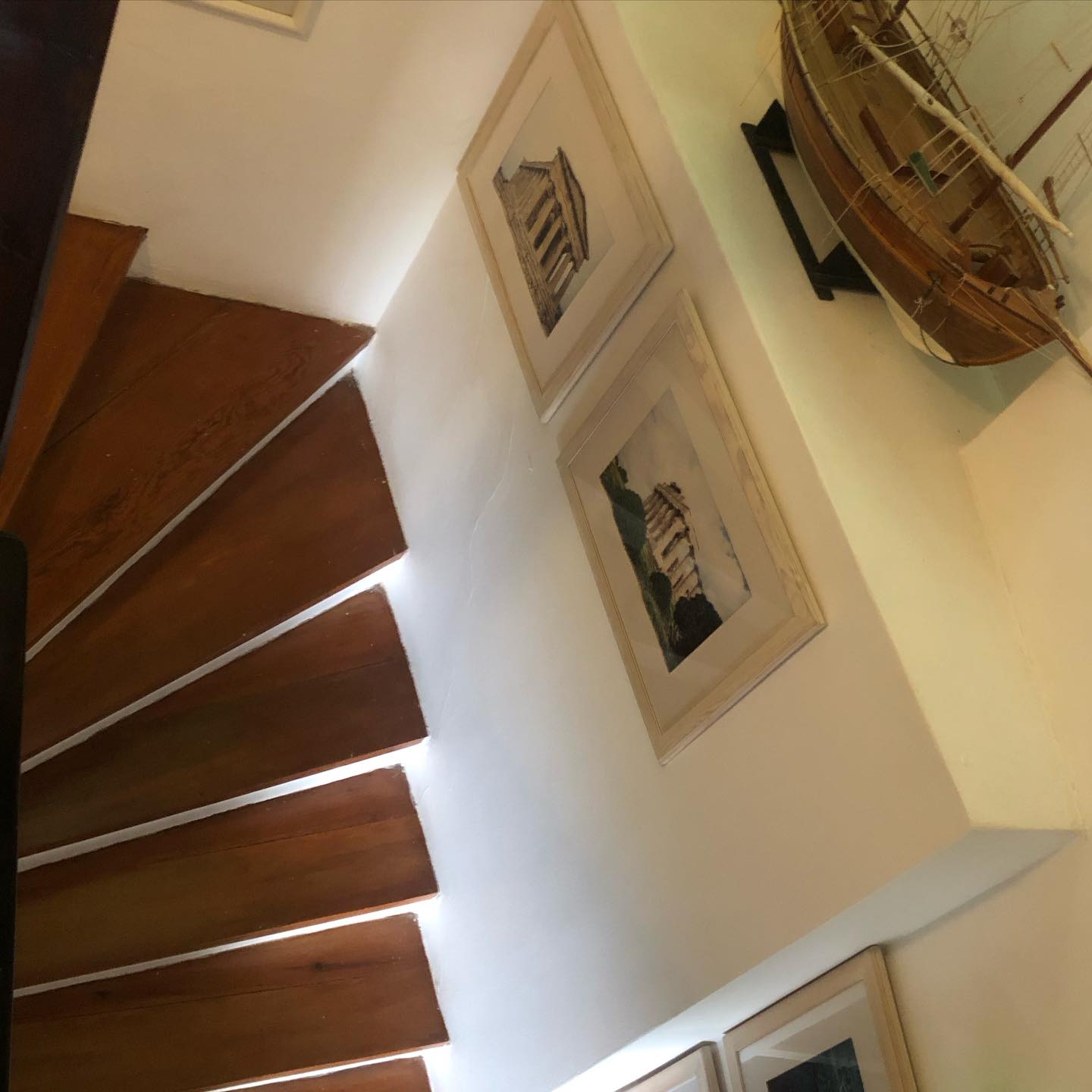 A blend of art and effortless cosiness ⚜️. 

#deco #charm #mirandahydra #hydra #booknow