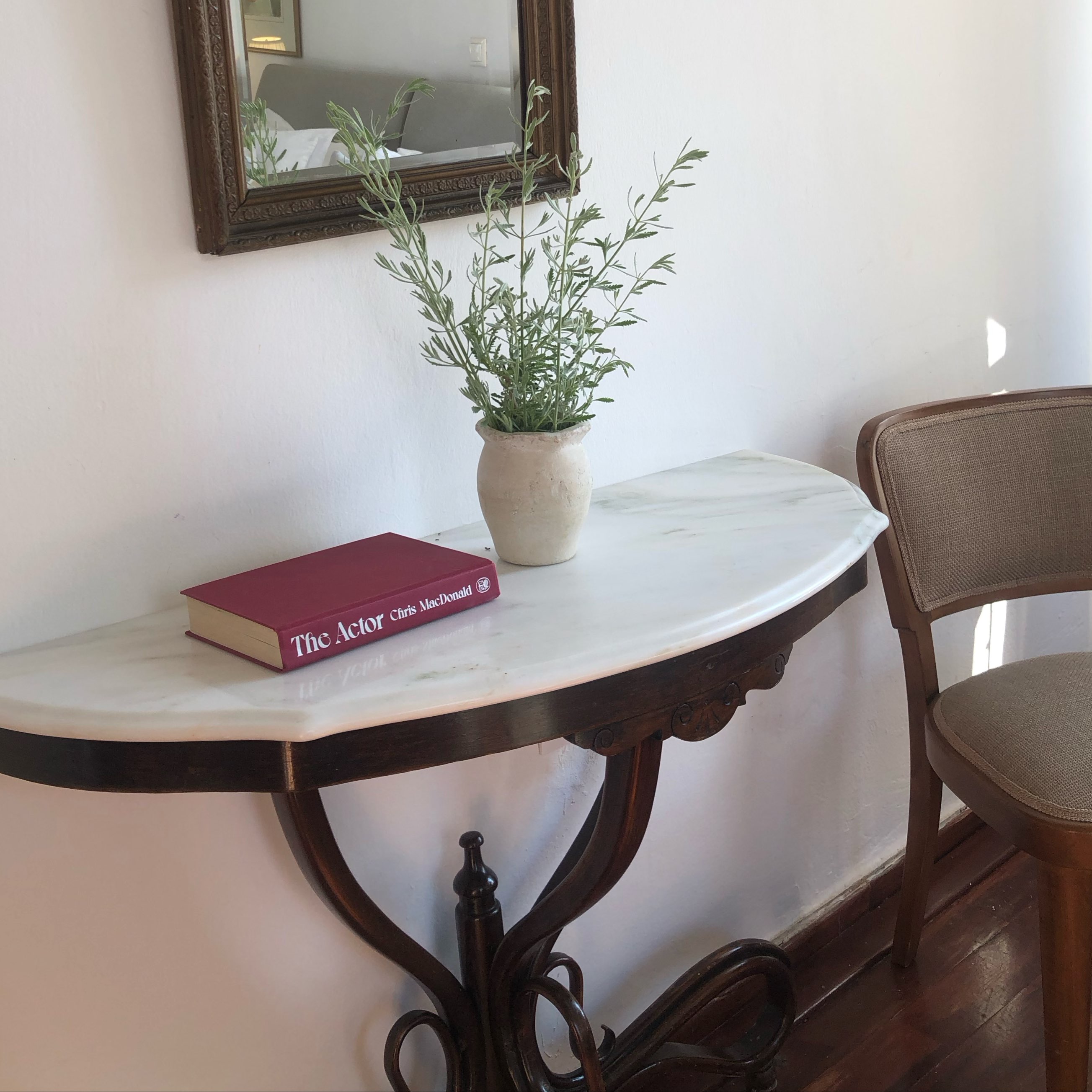 Corners we love 🤎 

#atmosphere #deco #heritage #mirandahydra #hydraislamd