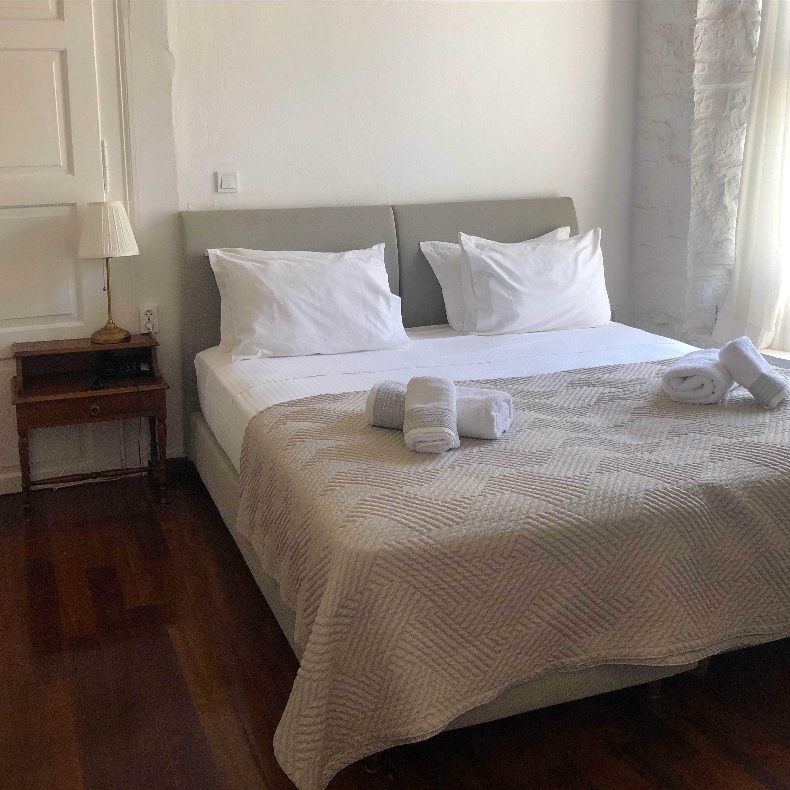 Timeless interiors, authentic island character… in the heart of Hydra.
Waiting for you 🛌 

#hospitality #booknow #deco #historical #mirandahydra