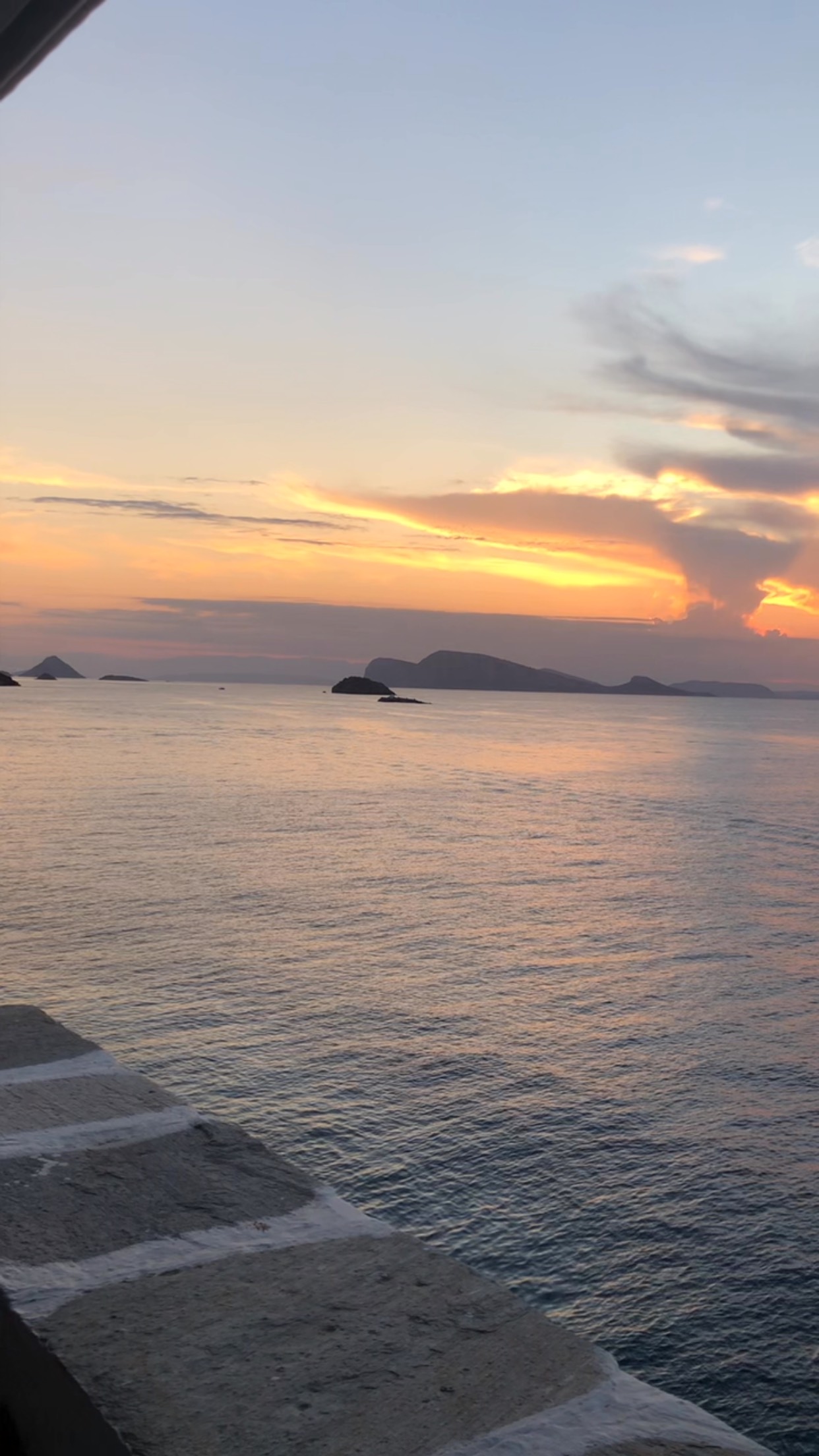 Magical sunset 🌅 

#stillsummer #islandlife #hydralife #mirandahydra
