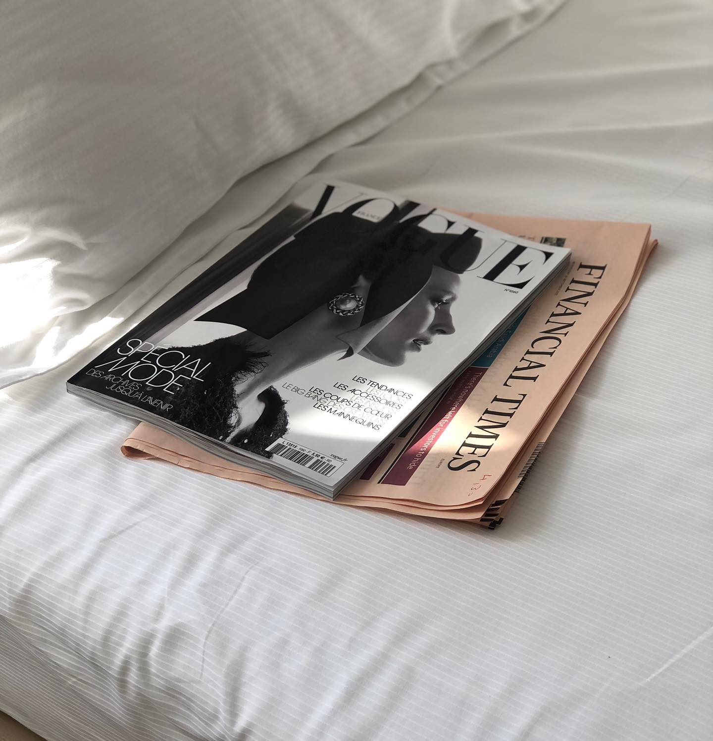A soft bed, the quiet rustle of pages and sunlight streaming through the window.. At Miranda, even a simple morning with a magazine and a newspaper feels like a gentle escape. 

#goodmorning #mirandahotel #hydraisland #escape