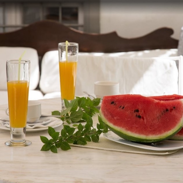 Summer in a photo 🍉🍊 
A Hydra morning that feels like sunshine on a plate. 

#mirandahydra #morningbliss #yard #hydra